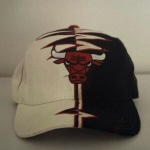 Vintage NBA Chicago Bulls Starter
Shockwave Black Red White Adjustable Hat